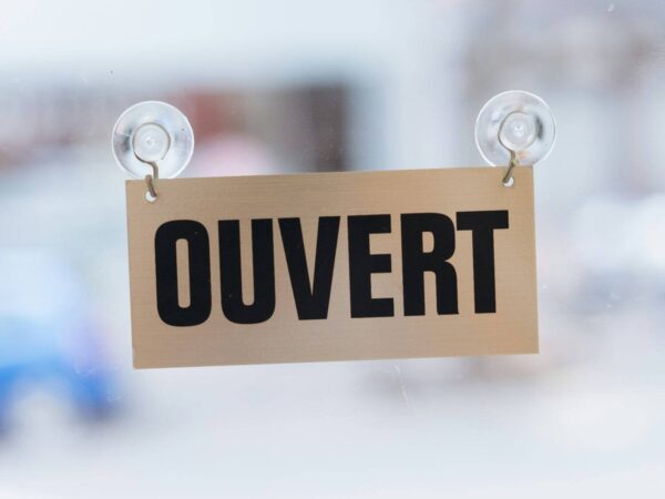 Sigle "ouvert" sur une porte - Geoffroy Delobel, Unsplash